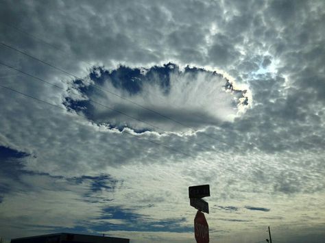 Hole punch cloud earlier this month in Alaska. Pictures Of Fall, Mammatus Clouds, Hole In The Sky, Earth City, Strange Weather, God Is Amazing, Atmospheric Phenomenon, Cloud Drawing, Weather Photos