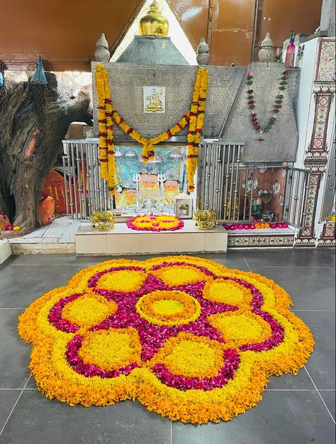 Flower Rangoli Border, Real Flower Rangoli Designs, Real Flower Rangoli, Petals Rangoli, Onam Pookalam, Pookalam Design, Puja Decor, Simple Flower Rangoli, Diwali Ideas