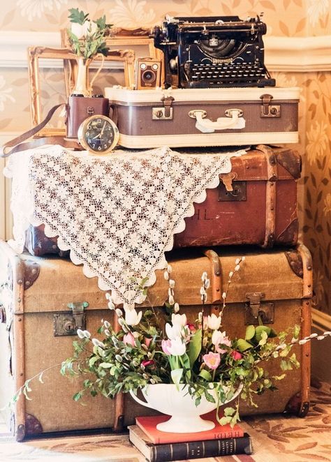 1920s Downton Abbey, Suitcase Display, Diy Tea Party, Vintage Booth Display, Suitcase Decor, Vintage Wedding Decor, Retail Store Interior Design, Vintage Photo Booths, Craft Booth Displays