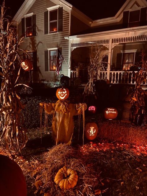 1990s Halloween Aesthetic, Halloween Nastolgia, Halloween Decorated Houses Outside, Halloween In The 90s, Tvd Fall Aesthetic, Hallows Eve Aesthetic, Halloween Aesthetic House, Nostalgic Halloween Aesthetic, Nostalgic Halloween Decor