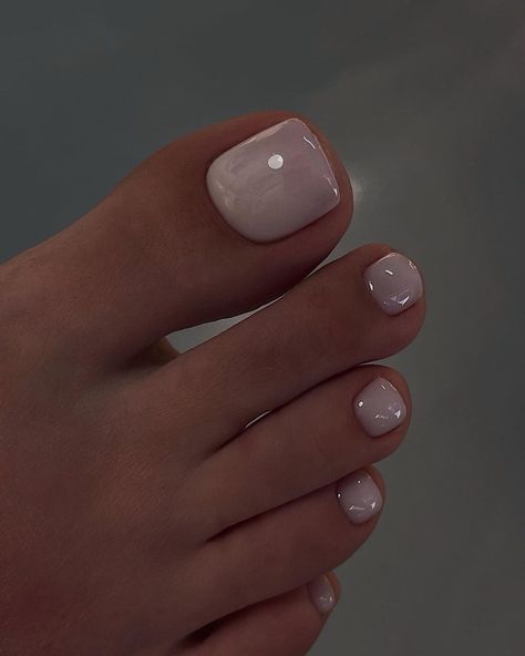 Outfit For Pedicure, Minimalist Nails Pedicure, Trending Toe Nails, Fun Toe Nail Colors, Nails Foot Summer, Minimalist Pedicure, French Dip Nails Powder, Vacation Toenails, Pedicure Design Ideas