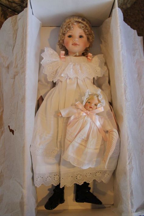 Dolls Porcelain, Glass Dolls, Pink Coffin, Vintage Porcelain Dolls, Antique Porcelain Dolls, Doll Aesthetic, Lifelike Dolls, Victorian Dolls, Kawaii Stuff