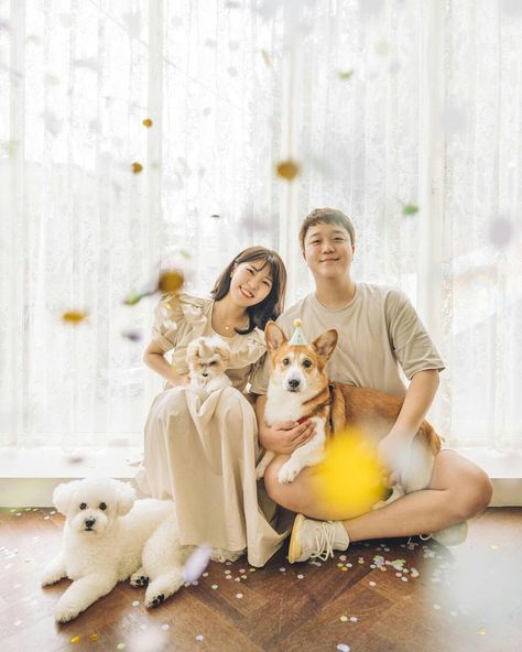 Cat Wedding Photography, Prewedding With Dog, Pet Wedding Photos, Dog Family Pictures, Couple Korea, Korean Prewedding, Pose Prewedding, Photo Study, Wedding Photo Studio