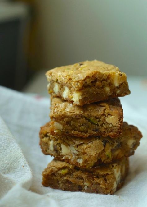 Pistachio Blondies, Roasted Pistachios, Pistachio Recipes, Coconut Desserts, Dessert Gifts, Blondies Recipe, Bakery Desserts, Brownie Cake, Brown Butter