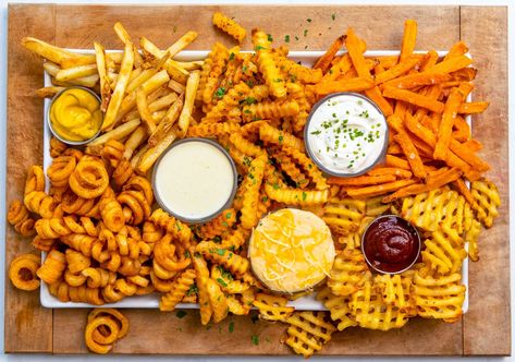 Potatoes Charcuterie Board, French Fry Platter, Fry Charcuterie Board Ideas, Fry Board Ideas, French Fry Board Ideas, Fried Charcuterie Board, Fry Charcuterie Board, Burger Charcuterie Board, Fry Platter