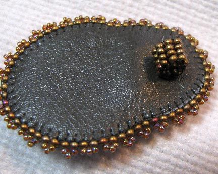 Bead Embroidery Cabochon, Bead Embroidery Jewelry Tutorial, Bead Embroidery Patterns Templates, Beaded Hair Accessories, Bead Embroidery Brooch, Embroidery Brooches, Embroidery Pendants, Bead Embroidered Pendant, Beads Tutorial