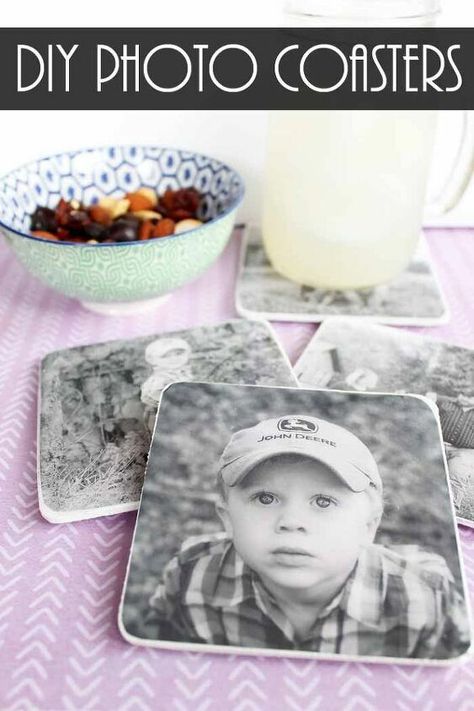 Photo Coasters Diy, Diy Photo Coasters, Epoxy Resin Projects, Mod Podge Crafts, Coaster Crafts, Foto Transfer, Photo Coasters, Diy Holiday Gifts, Photo Transfer