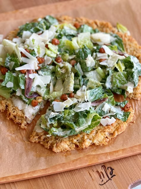 Viral Chicken Crust Caesar Salad Pizza Healthy Dinner Recipes Grain Free, Chicken Caesar Pizza, Chicken Crust Caesar Salad Pizza, Turkey Pizza Crust, Protein Plan, Caesar Salad Pizza, Fragrance Making, Chicken Crust, Bariatric Meals