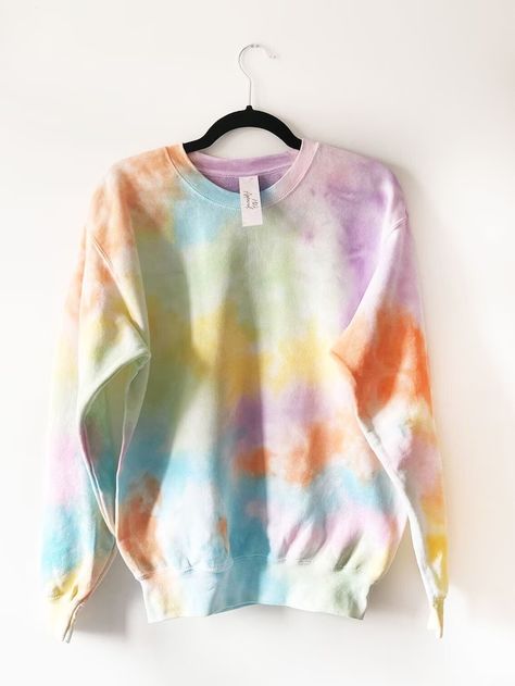 Rainbow Tie Dye Sweatshirt Tie Dye Custom Sweatshirt Unique - Etsy Belgium Sweatshirt Tie Dye Diy, Cotton Tie Dye Sweatshirt, Tie Dye Inspiration, Cute Tie Dye Shirts, Dyed Clothes, Rainbow Sweatshirt, Modern Tie Dye, Colourful Clothing, Sweatshirt Tie Dye