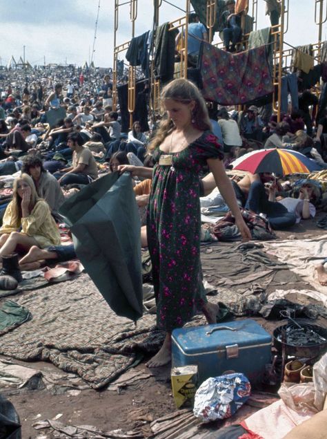 Woman Picks Her Way Barefoot Through Mud And Sleeping Bags Woodstock Outfit, Woodstock Fashion, Woodstock Photos, Woodstock Hippies, Woodstock Music, Woodstock 1969, Rare Historical Photos, Woodstock Festival, Rock Festival