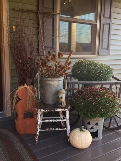 Old Buckets Ideas Rustic, Primitive Front Porch Ideas, Primitive Front Porch, Halloween Porches, Primitive Porch, Old Bucket, Bucket Ideas, Witchy Home Decor, Halloween Front Porch