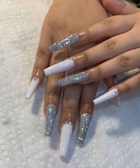 Silver Glitter Long Nails, Birthday Nails Silver Glitter, White Baddie Nails With Rhinestones, White Sets Nails, Silver Glitter Nails With Rhinestones, White Nails With Diamonds Rhinestones, White And Glitter Acrylic Nails, Cute White Acrylic Nails, White Nails With Gems