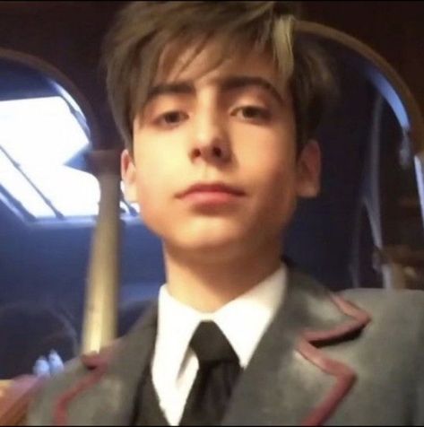 Aidan Gallagher, Umbrella Academy, Umbrella, Follow Me