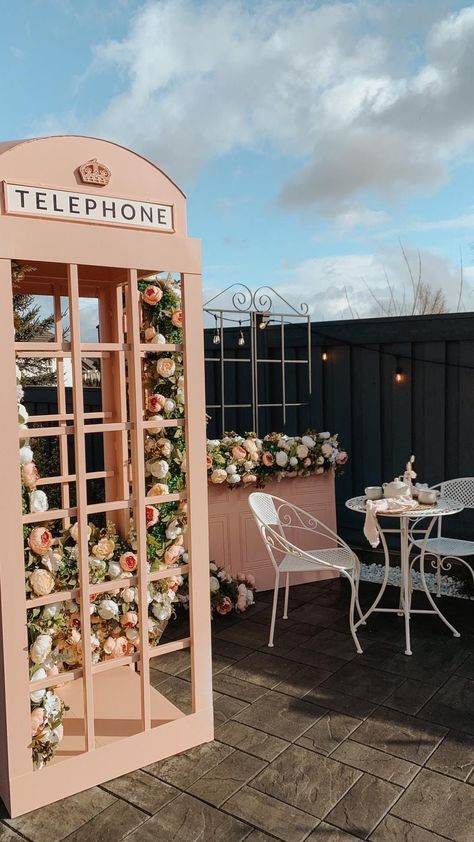 Phone Box Ideas, Message Booth, Diy Phone Booth, Telephone Booth Aesthetic, Phone Booth Aesthetic, London Cafe Aesthetic, Stand Foto, Carpeting Ideas, Boutique Signs