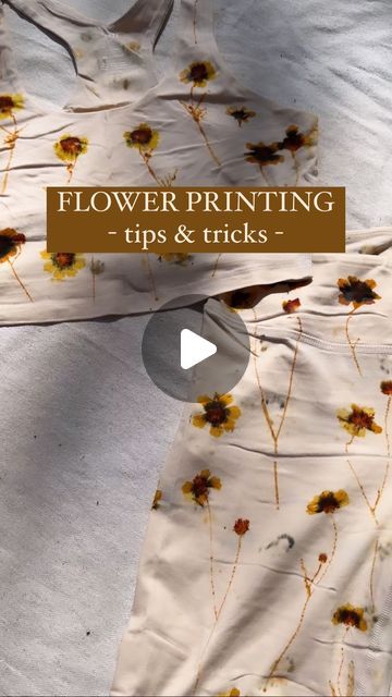 Jamie Young - Natural Dye Educator on Instagram: "👉🏼Comment FLOWER & I’ll send you a list of my Favorite flowers for botanical printing 🌼✨  The truth is, there really are no fast tricks when it comes to natural dyeing. It’s a nuanced process that involves a lot of thought and patience. It takes practice to figure out how to get fantastic prints. 👉🏼 That’s why I’m sharing some of my favorite tips with you today! 🩵  Eco printing is a natural dye method that uses pressure and heat to directly transfer the image of a plant onto a substrate. 🌿 The plants are arranged on barriers & fabric that has been pretreated with mineral salt mordants. The fabric and plants then rolled, bundled, and steamed together to transfer the dye from within the plants to the fabric.   I share the entire eco pr Dye Fabric With Flowers, Dyeing With Plants, Natural Flower Dyeing, Flower Transfer To Fabric, Diy Botanical Prints, Natural Fabric Dyeing Techniques, Flower Stamping On Fabric, Bundle Dyeing With Flowers, Botanical Printing On Fabric