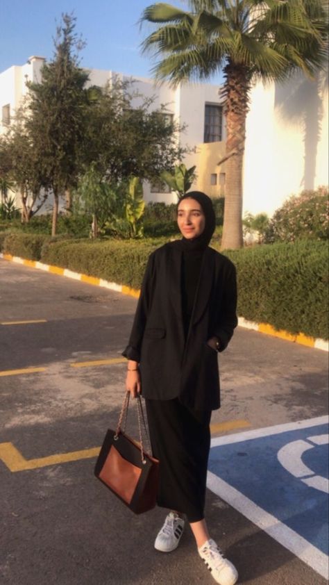 Old Money Modest Outfit Hijab, Smart Hijabi Outfits, Formal Hijab Outfit Work, Hijabi Business Women, Hijabi Office Outfits, Office Outfits Women Hijab, Black Dress Hijab, Black Formals, Black Outfit Hijab