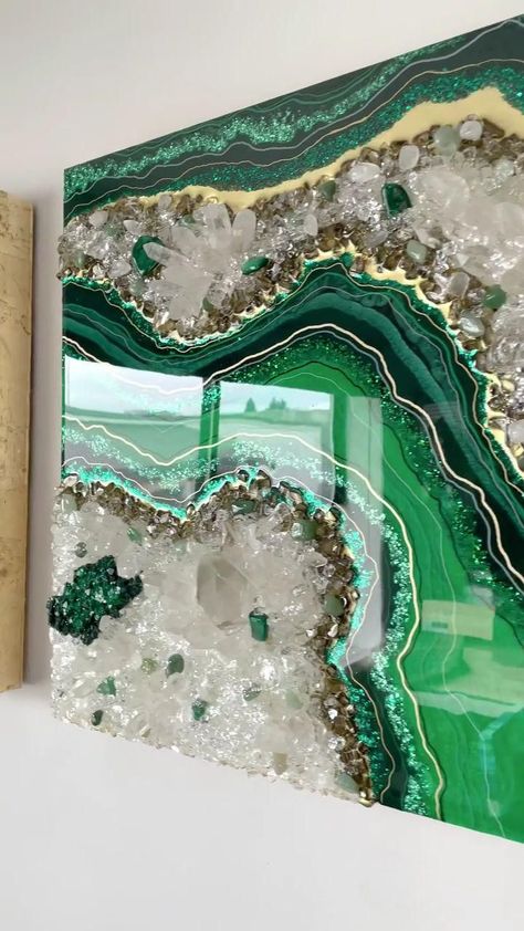 Green Geode Resin Art, Crystal Art Crafts, Crafts With Crystals, Geode Canvas Art, Green Resin Art, Art With Crystals, Epoxy Resin Art Ideas, Resin Geode Art, Resin Art Canvas