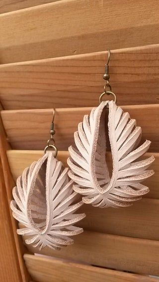 Transformable Leather Sculpted Earrings : 9 Steps (with Pictures) - Instructables Sculpted Earrings, Art Du Cuir, Diy En Cuir, Diy Leather Earrings, Leather Jewelry Diy, Leather Jewellery, Leather Art, Small Earrings Studs, Leather Projects