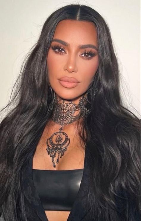 Kim K Glam Makeup, Kim K Glam, Long Layered Black Hair, Kim K Makeup Looks, Kim Kardashian Smokey Eye, Layered Black Hair, Kim Kardashian Glam, Kim Kardashian Bags, Kardashian Glam