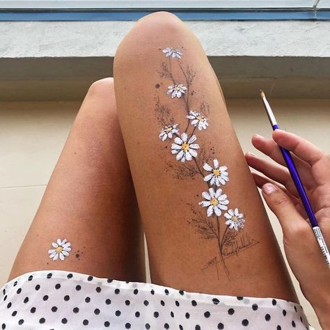 Artist Uses Her Body as a Canvas in Series of Beautiful Ink Drawings Glitter Henna, Tattoos Female, Body Illustration, Belly Art, Leg Painting, Leg Art, Small Tats, Kunst Tattoos, Tattoos Men