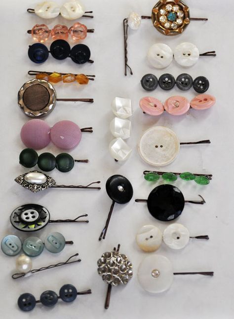 vintage button bobby pins012 Diy Vintage Accessories, Button Hair Accessories, Button Diy Crafts, Vintage Button Jewelry, Button Hair Clips, Upcycled Gifts Ideas, Button Barrettes, Diy Bobby Pins, Crafts With Buttons