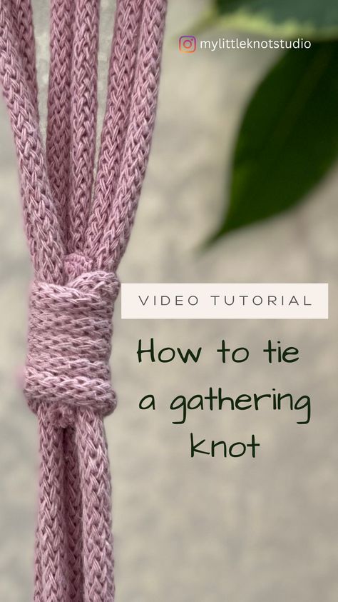 Macrame for beginners. Macrame knot guide step by step. In this video you can learn step by step how to tie a macrame gathering knot. Gathering Knot, How To Do Macrame, Macrame Wedding Decor, Knots Guide, Macrame Plant Hanger Patterns, Decorative Knots, Keychain Craft, Macrame Supplies, Macrame Knots Pattern