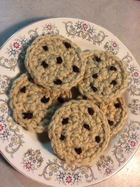 Adorable Free Chocolate Chip Cookie Pattern! Crochet Shop, Food Patterns, Crochet Business, Crochet Design Pattern, Crochet Food, Kawaii Crochet, Beginner Crochet Projects, Crochet Fashion Patterns, Fun Crochet Projects