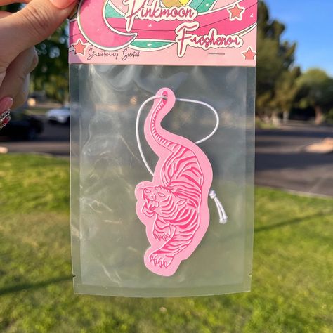 Car Accessories Girly, Pink Car Essentials, Preppy Car Decor, Pink Car Decor, Aesthetic Car Decor, Cute Car Air Freshener, Preppy Car Accessories, Preppy Car, Gifts For New Drivers