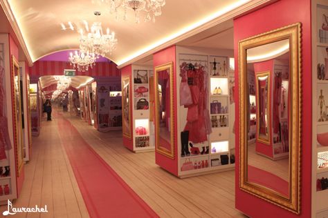 I'm envious of this closet! | Flickr - Photo Sharing! Pink Mansion Bedroom, Barbie’s Closet, Barbie Walk In Closet, Barbie House Interior, Dopamine Decorating, Barbies Closet, Shopping Vibes, Princess Furniture, Barbie Closet