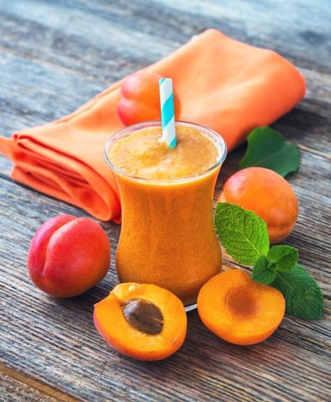 Apricot Mango Spinach Smoothie: Eating seasonally Raw Vegan Recipes Easy, Orange Juice Smoothie, Apricot Smoothie, Kale Chip Recipes, Apricot Recipes, Raw Vegan Diet, Cherry Smoothie, Dessert Smoothie, Spinach Smoothie