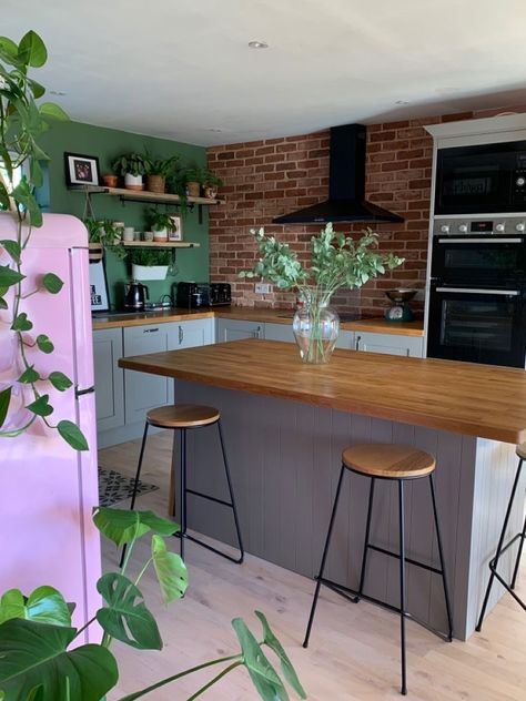 Kitchen Brick Wall, Modern Country Kitchen, Flat Inspiration, Taupe Kitchen, Modern Country Kitchens, Open Plan Kitchen Diner, Kitchen Dinner, Barn Kitchen, Brick Kitchen