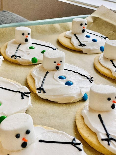 Melting Snowman Cookies Recipe, Snowman Dip, Winter Cookies Recipes, Oshc Activities, Melting Snowman Cookies, Snowman Cookies Recipe, Desserts At Home, Melting Marshmallows, Melted Snowman Cookies