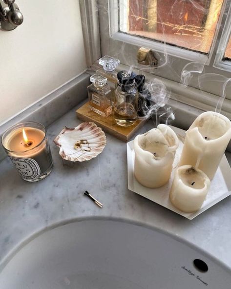 Vanity Vintage, Beauty Vanity, Bathroom Aesthetic, Aesthetic Bathroom, Care Aesthetic, Dream Apartment, Beige Aesthetic, Aesthetic Beauty, Cheap Decor