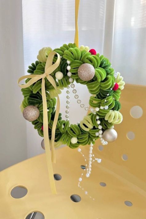 Fall Wreath Wreath Hat Faux Maple Wood Beads For Front Door Christmas Decoration Small Christmas Wreath, Front Door Christmas, Wreath For Door, Front Door Christmas Decorations, Artificial Christmas Wreaths, Flower Bouquet Diy, Diy Pipe, Pipe Cleaner Crafts, Christmas Decorations Wreaths