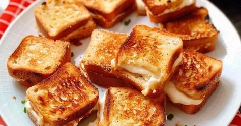 Mini Grilled Cheese Sandwiches Grilled Cheese Appetizers Mini, Mini Grilled Cheese Sandwiches, Mini Grilled Cheese Appetizers, Mini Sandwiches For Parties, Mini Grilled Cheese, Soup Party, Mini Appetizers, Grilled Cheese Sandwiches, Party Sandwiches