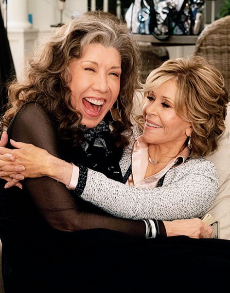 Grace And Frankie Grace And Frankie Aesthetic, Grace And Frankie Wallpaper, Jane Fonda Outfits Grace And Frankie, Michelle Pfeiffer Frankie And Johnny, Jane Fonda And Lily Tomlin, Grace And Frankie, Frankie Grace And Frankie Style, Frankie Grace And Frankie, Tv Series Tracker