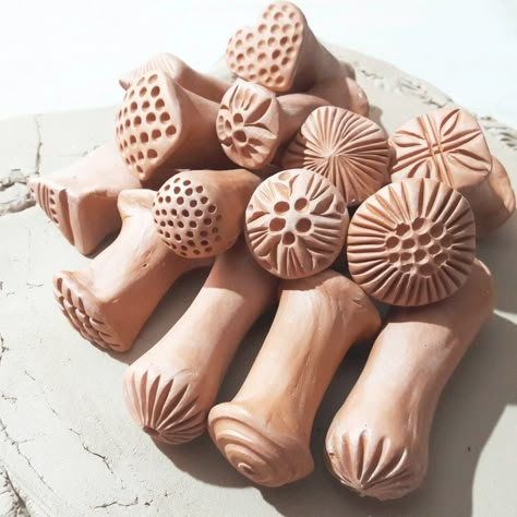 Ceramic Stamps, Easter Centerpiece Ideas, Table Decorations Ideas, Coil Pottery, Easter Centerpiece, Pottery Supplies, Sculpture Art Clay, Clay Stamps, Ceramic Texture