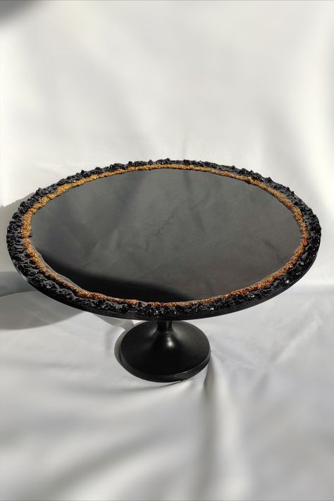 Resin Cake Stand, Tray For Wedding, Diy Resin Wall Art, Black And Gold Decor, Display Pedestal, How To Make Decorations, Cake Tray, Party Trays, Resin Wall Art