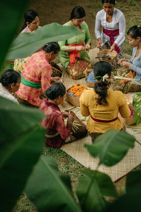 Women chain weavers practice the time-honored tradition of weaving by transforming natural materials into offerings #Bali #JohnHardy Indonesian Culture Aesthetic, Ubud Bali Aesthetic, Balinese Aesthetic, Weaving Aesthetic, Indonesian Aesthetic, Bali People, Bali Nature, Bali Aesthetic, Indonesia Traditional