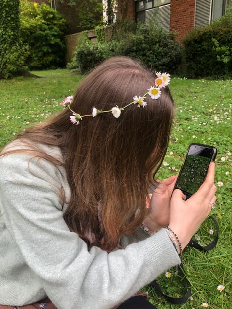 flower crown Flowers Crown Aesthetic, Daisy Crown Aesthetic, Flower Crown Pictures, Flower Crown Aesthetic, Daisy Crown, Crown Pictures, Female Clothes Outfits, Cute Photo Poses, Crown Aesthetic