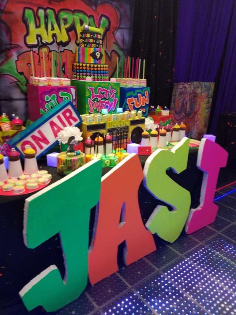 Jasi's Graffiti Glow Party | CatchMyParty.com House Party 90s, House Party Ideas, 90s Theme Party Decorations, Hip Hop Birthday Party, 90s Party Ideas, Graffiti Party, 90s Party Decorations, 80s Party Decorations, 80s Birthday Parties