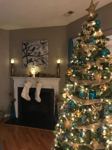 Teal Christmas Decor Ideas, Christmas Tree Color Schemes 2024, Dark Teal Christmas Decor, Gold And Turquoise Christmas Tree, Teal And Gold Christmas Decor, Gold And Teal Christmas Tree, White And Teal Christmas Tree, Teal And Gold Christmas Tree, Emerald Green And Gold Christmas Tree