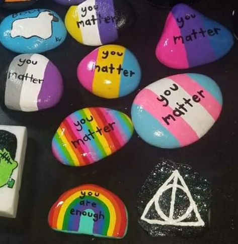 Pride Rock Painting Ideas, Gsa Club Crafts, Rainbow Painted Rocks Ideas, Pride Art Projects, Crafts For Pride Month, Lgbtq Painted Rocks, Pride Things To Make, Pride Party Decorations Diy, Pride Diy Ideas