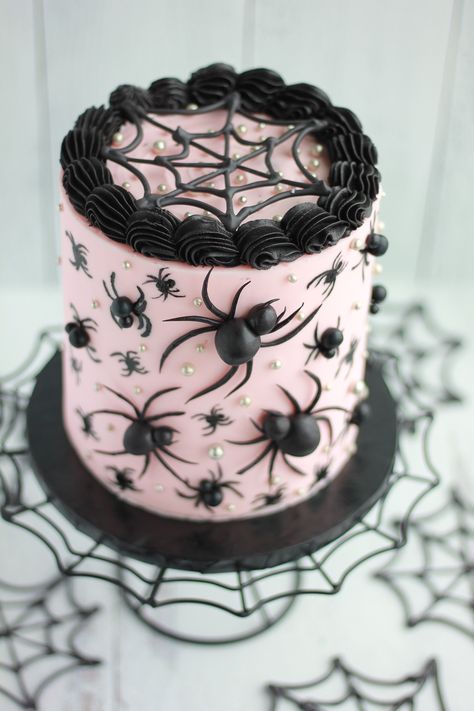 Spider Glam Cake - Baking with Blondie Halloween Cake Ideas, Spider Web Cake, Spooky Halloween Cakes, Halloween Torte, Pasteles Halloween, Scary Cakes, Spider Cake, Halloween Birthday Cakes, Halloween Cake Decorating