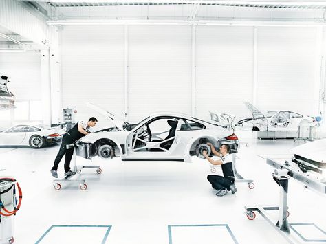 Showroom Garage, Eco Office, Jp Performance, Home Office Workshop, Car Manufacturing, Porsche Wheels, Porsche Factory, Car Factory, Modern Factory