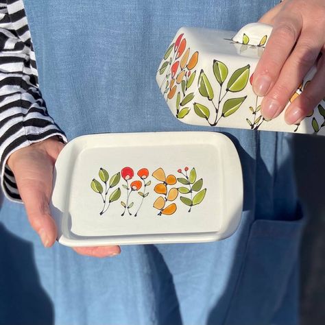 Painted Butter Dish Ideas, Butter Dish Painting Ideas, Ceramic Butter Dish Painting Ideas, Butter Dish Ideas, Hand Painted Butter Dish, Pottery Painting Butter Dish, Painted Butter Dish, Butter Dish Pottery Painting, Butter Dish Pottery