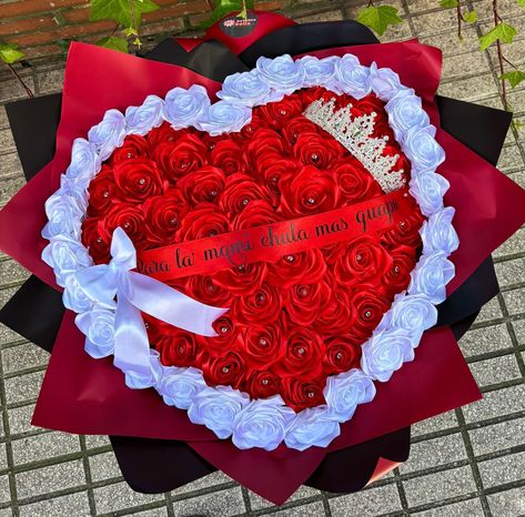 Bouquets of 80 eternal roses, with personalized message and crown Eternal Roses Bouquet, Black Glitter Roses, 100 Roses Bouquet, Ribbon Roses Bouquet, Eternal Flower Bouquet, Eternal Bouquet, Ribbon Bouquets, Ramo Ideas, Heart Bouquet