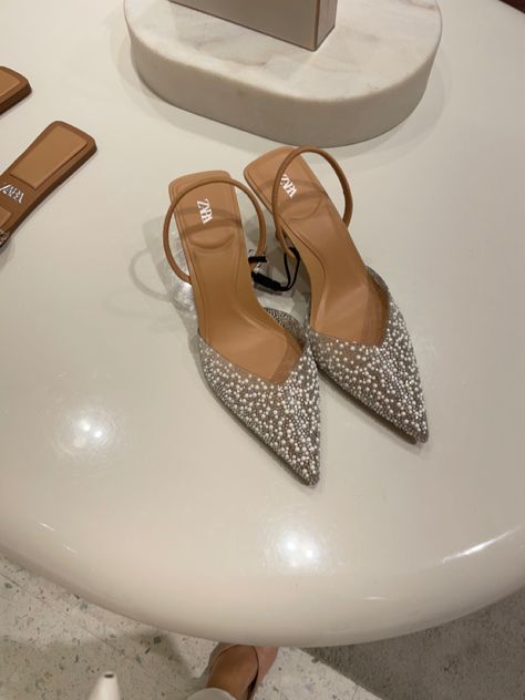 Zara Heels Outfit, Elegant Shoes Heels, Small Heel Shoes, Fashion Shoes Heels, Cute Shoes Heels, Zara Heels, Cinderella Shoes, Heel Accessories, Heels Outfits