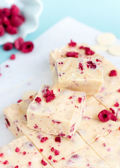 WHITE CHOCOLATE AND RASPBERRY FUDGE SLICE Fudge Slice, Raspberry Fudge, Tart Raspberry, No Bake Fudge, Homemade Fudge Recipes, Christmas Baking Cookies, Chocolate And Raspberry, White Chocolate Fudge, Fudge Recipes Easy