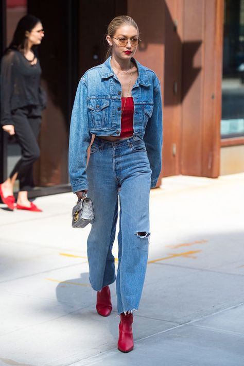 Wearing a vintage Levi's trucker jacket, RE/DONE Levi's jeans, and carrying a Stalvey bag while out and about in NYC. Gigi Hadid Street Style, Gigi Style, Gigi Hadid Outfits, Looks Jeans, Gigi Hadid Style, Celebrity Casual Outfits, Look Jean, Shiny Pants, Hadid Style